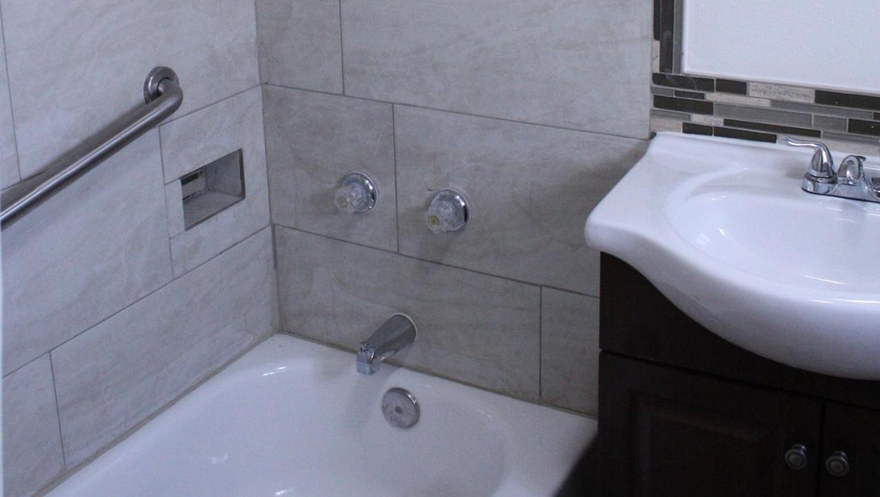 Budget Inn Ontario Bagian luar foto